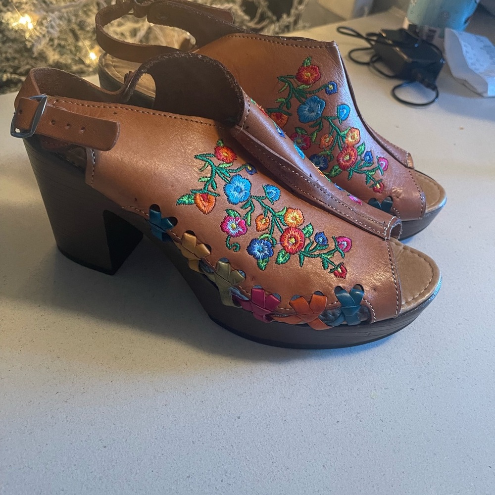 mexico made floral embroidered leather peep toe heels size 9